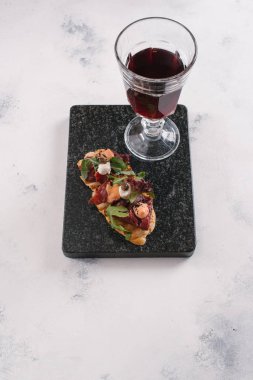 Lezzetli sandviç yakından görmek siyah taş kayrak ve kırmızı şarap