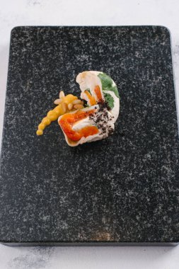 lezzetli tatlı taş kayrak üzerinde görmek 