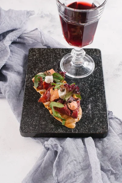 Lezzetli sandviç yakından görmek siyah taş kayrak ve kırmızı şarap