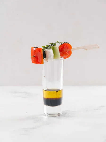 Nahaufnahme Von Käsestangen Auf Glas Mit Olivenöl — Stockfoto