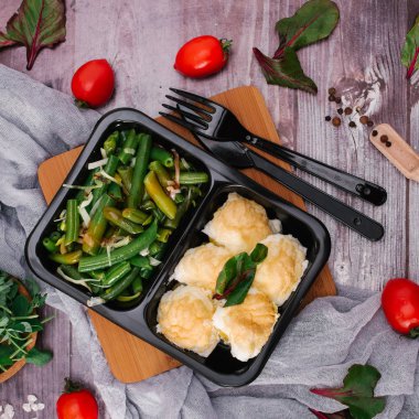 omlet ve kuru fasulye ile lezzetli yemek görmek