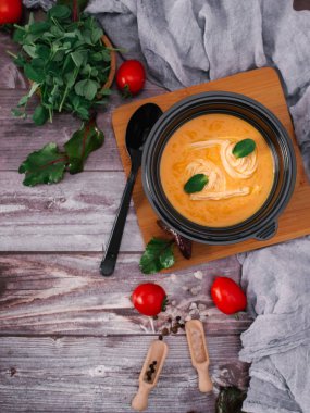 lezzetli krem çorba masada görmek 