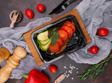 fırında etli domates ve kabak yakından görmek