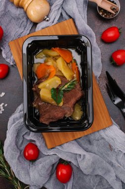 haşlanmış sebzeler ve domuz eti yakından görmek