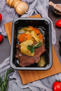 haşlanmış sebzeler ve domuz eti yakından görmek