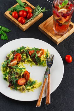 Beyaz tabakta taze sebzeli salata 