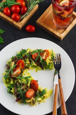 Domates ve peynirli ızgara tavuk.