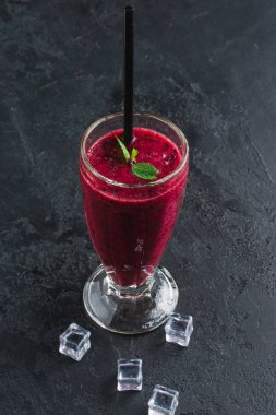 Buzlu ve naneli kokteyl kokteyli.