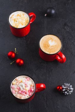 sıcak içecekler siyah arkaplanda üst görünüm 