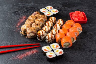 siyah arka plan üzerine Japon suşi.