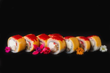 Suşi siyah arkaplanda izole edildi.