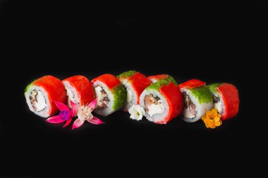 Siyah arkaplanda izole edilmiş renkli suşi