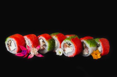 Suşi siyah arkaplanda izole edildi.