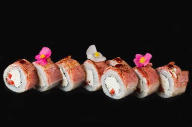 Siyah arka planda lezzetli suşi.