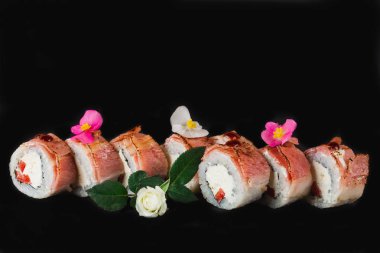 Suşi siyah bir zemin üzerine.