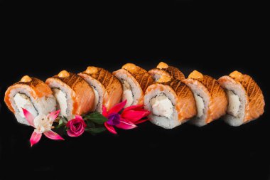 Suşi siyah arkaplanda izole edildi.