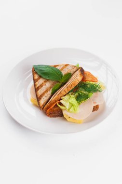 Beyaz tabaktaki somon ve sebzeler
