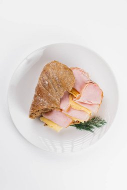 Beyaz arka planda jambonlu ve sebzeli sandviç.