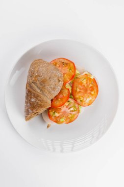 Tabakta ızgara somon ve sebze.