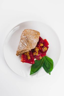 Tabakta sandviç ve çilek.