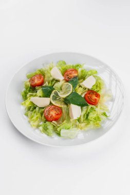 Beyaz arka planda domatesli ve sebzeli salata