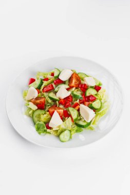  Beyaz arka plan üzerinde izole taze salata