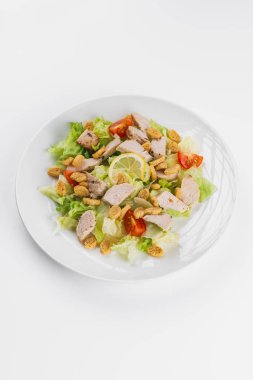 taze salata marul, kiraz domates ve çanak üzerinde et