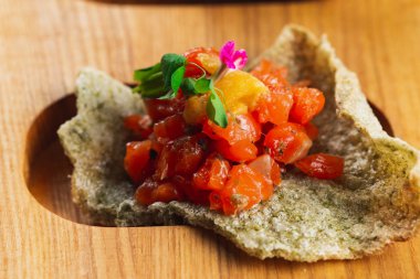 Tavuk ve sebzeli tortilla. 