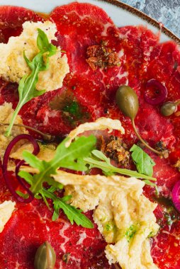 Lezzetli kurutulmuş et, zeytin ve sebzeler tabakta