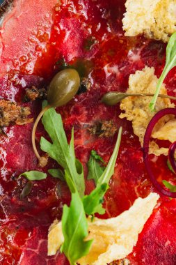 Lezzetli kurutulmuş et, zeytin ve sebzeler tabakta