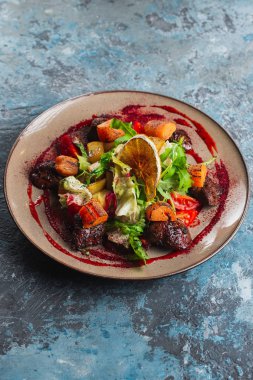 Sebzeli ve otlu kızarmış et