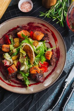 Sebzeli ve otlu kızarmış et