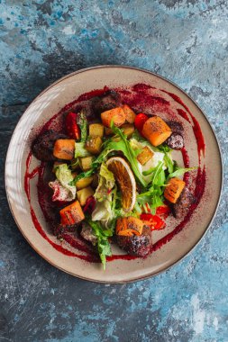 Sebzeli ve otlu kızarmış et