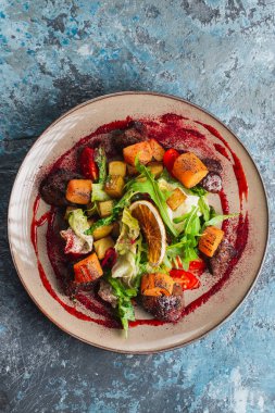 Sebzeli ve otlu kızarmış et