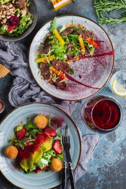 Öğle yemeği için tabakta çeşitli tabaklar. Siyah bir arka plan.