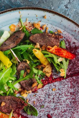 Sebzeli ve otlu kızarmış et