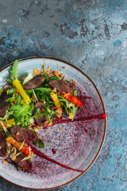 Sebzeli ve otlu kızarmış et