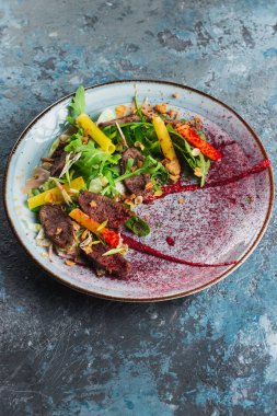 Sebzeli ve otlu kızarmış et