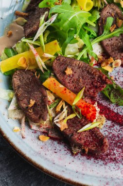 Sebzeli ve otlu kızarmış et