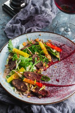 Sebzeli ve otlu kızarmış et