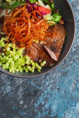 Sebzeli ve otlu kızarmış et