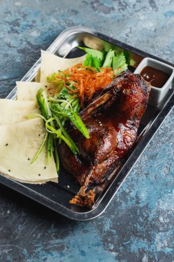 sebzeli fırında ördek, ekmek ve sos