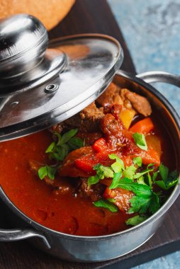 domatesli çorba ve tavada sebze