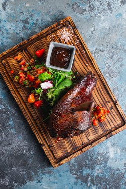 sebze ve soslu fırında ördek.