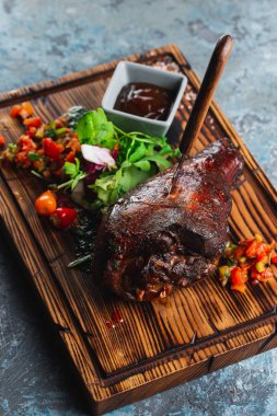 Baharatlı ve sebzeli ızgara et.