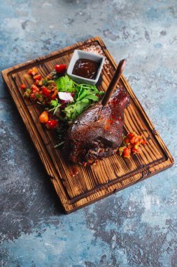 Baharatlı ve sebzeli ızgara et.