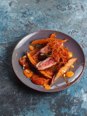 Sebze ve soslu ızgara domuz eti.