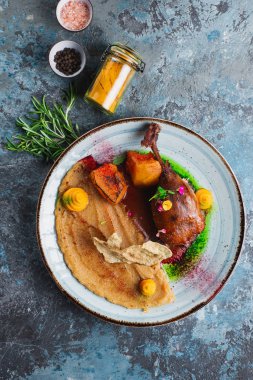 sebze ve soslu fırında ördek.