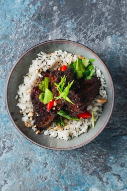 Kızarmış etli pilav ve sebze