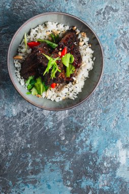 Kızarmış etli pilav ve sebze